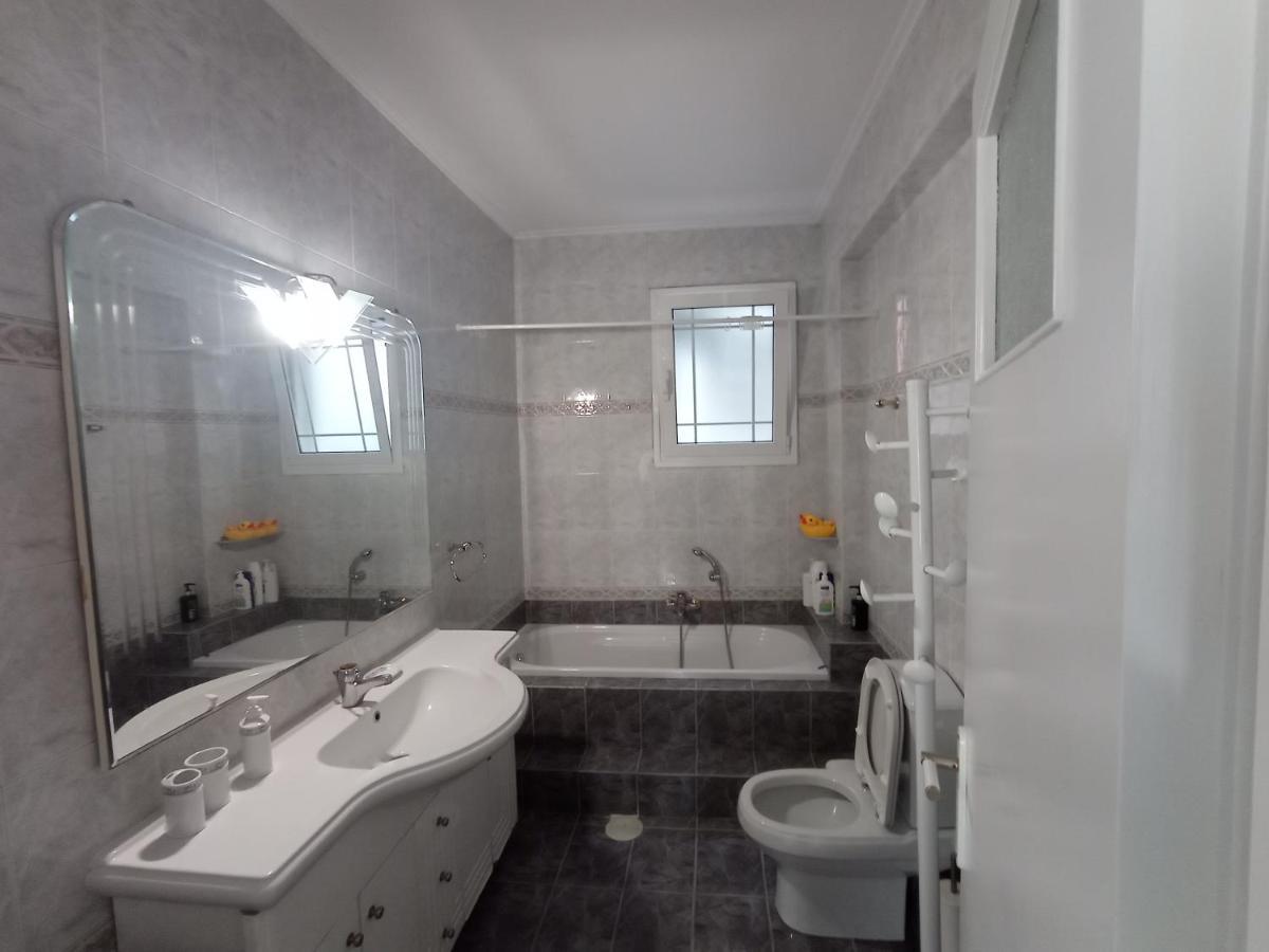 Flat With Garden Near Sea, Port And Airport Apartment Artemida  Bagian luar foto