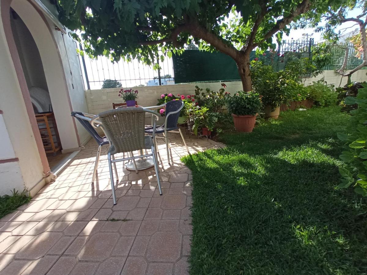 Flat With Garden Near Sea, Port And Airport Apartment Artemida  Bagian luar foto